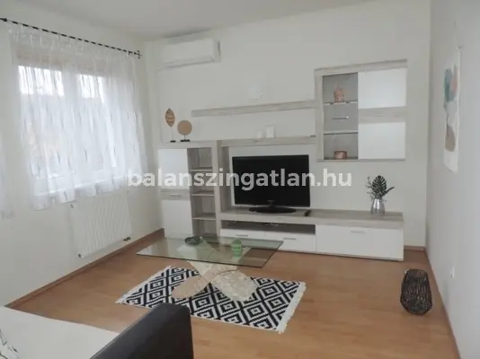 Kiadó, a Nyír Pláza mellett, 58 m2 es, udvari beállóval rendelkező, bútorozott lakás !