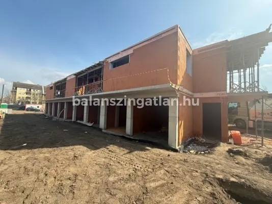 1. emeleti otthon nagy erkéllyel – Különálló nappalival, étkezővel és konyhával