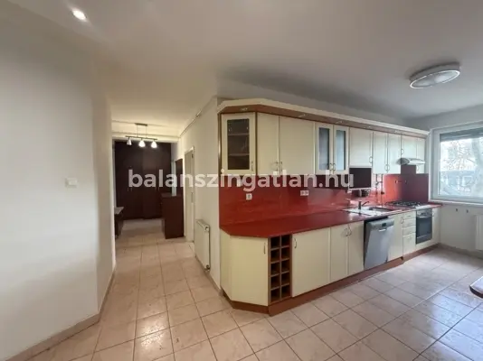 Nyíregyháza Belváros 75 m²-es 1. emeleti lakás teremgarázzsal eladó!