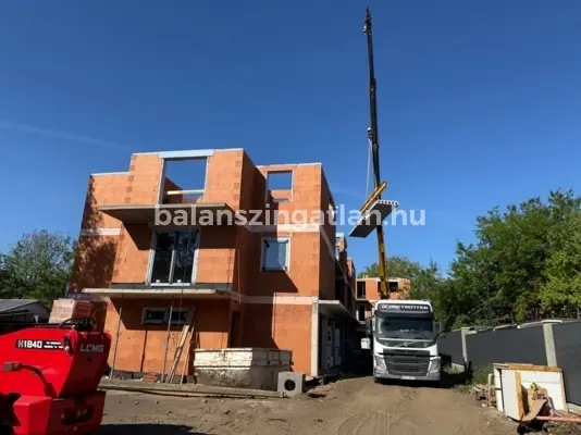 Új építésű, nappali + 3 szobás első emeleti lakás a Vasgyár utcán!