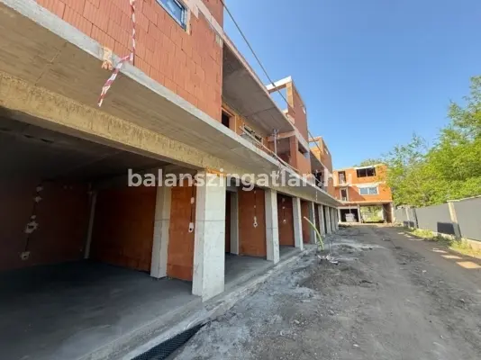 Modern Elegancia és Tudatos Térelosztás – 70,41 m²-es Új Építésű Lakás Eladó a vasgyár utcán!