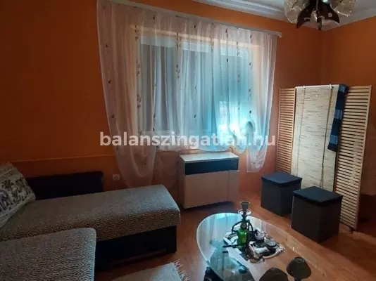 Ajak csendes, biztonságos kis utcájában családi ház eladó