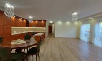 Korányi Frigyes utca közelében, rendkívül frekventált helyen eladó egy 130 m2-es ikerház.