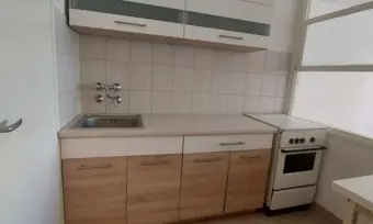 Kiadó a belvárosban, frekventált helyen egy bútorozatlan belső szintes 75 m2-es lakás!