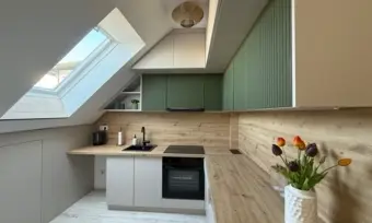 AZONNAL KÖLTÖZHETŐ, FELÚJÍTOTT LAKÁS UDVARI PARKOVAL – PRAKTIKER KÖRNYÉKE