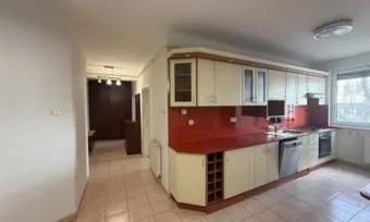 Nyíregyháza Belváros 75 m²-es 1. emeleti lakás teremgarázzsal eladó!