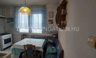 Kossuth utcán, 73 nm, 3 szobás, loggiás, 4. emeleti lakás eladó