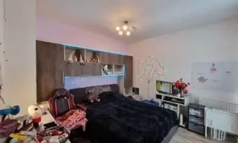 50m2-es első emeleti lakás, saját belső parkolóval eladó!
